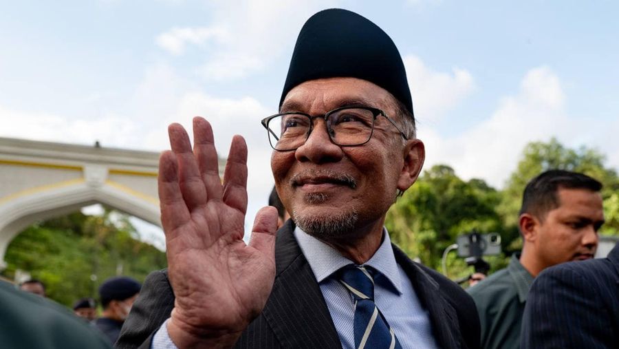 Perdana Menteri Malaysia Dato' Seri Anwar Ibrahim dan istri, Hajjah Wan Azizah Wan Ismail tiba di Bandara Soekarno-Hatta, Minggu sore (8/1/2023). (Dok: Twitter @anwaribrahim)