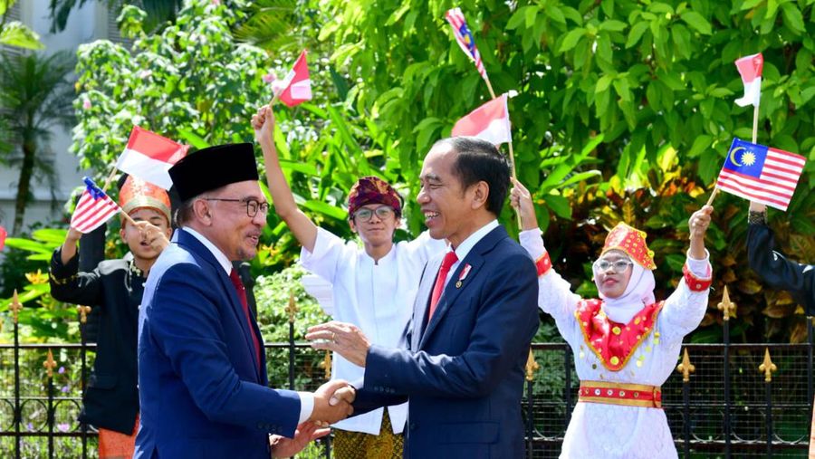 Presiden Joko Widodo menyambut kunjungan resmi Perdana Menteri (PM) Malaysia, Dato’ Seri Anwar bin Ibrahim, di Istana Kepresidenan Bogor, Jawa Barat, pada Senin, 9 Januari 2023. (Biro Pers Sekretariat Presiden)