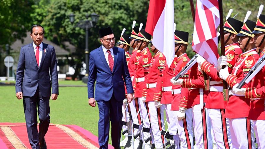 Presiden Joko Widodo menyambut kunjungan resmi Perdana Menteri (PM) Malaysia, Dato’ Seri Anwar bin Ibrahim, di Istana Kepresidenan Bogor, Jawa Barat, pada Senin, 9 Januari 2023. (Biro Pers Sekretariat Presiden)