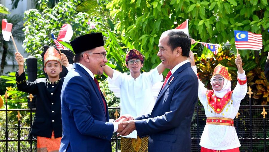 Presiden Joko Widodo menyambut kunjungan resmi Perdana Menteri (PM) Malaysia, Dato’ Seri Anwar bin Ibrahim, di Istana Kepresidenan Bogor, Jawa Barat, pada Senin, 9 Januari 2023. (Biro Pers Sekretariat Presiden)