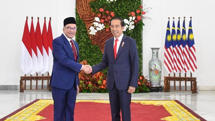 Presiden Joko Widodo menyambut kunjungan resmi Perdana Menteri (PM) Malaysia, Dato’ Seri Anwar bin Ibrahim, di Istana Kepresidenan Bogor, Jawa Barat, pada Senin, 9 Januari 2023. (Biro Pers Sekretariat Presiden)
