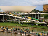 Mirip Rusuh RI 98! Potret Brasil Chaos, Massa Naik Atap 'MPR'
