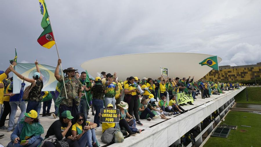 Ribuan warga pendukung mantan Presiden Brasil Jair Bolsonaro menyerang gedung kongres, Mahkamah Agung dan Istana Presiden Brasil. (AP/Eraldo Peres)