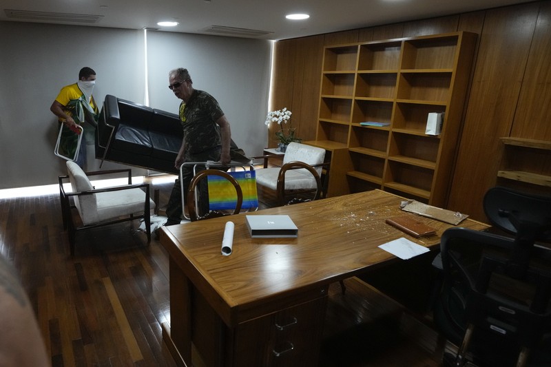 Ribuan warga pendukung mantan Presiden Brasil Jair Bolsonaro menyerang gedung kongres, Mahkamah Agung dan Istana Presiden Brasil. (AFP/SERGIO LIMA) Ribuan warga pendukung mantan Presiden Brasil Jair Bolsonaro menyerang gedung kongres, Mahkamah Agung dan Istana Presiden Brasil. (AFP/SERGIO LIMA)