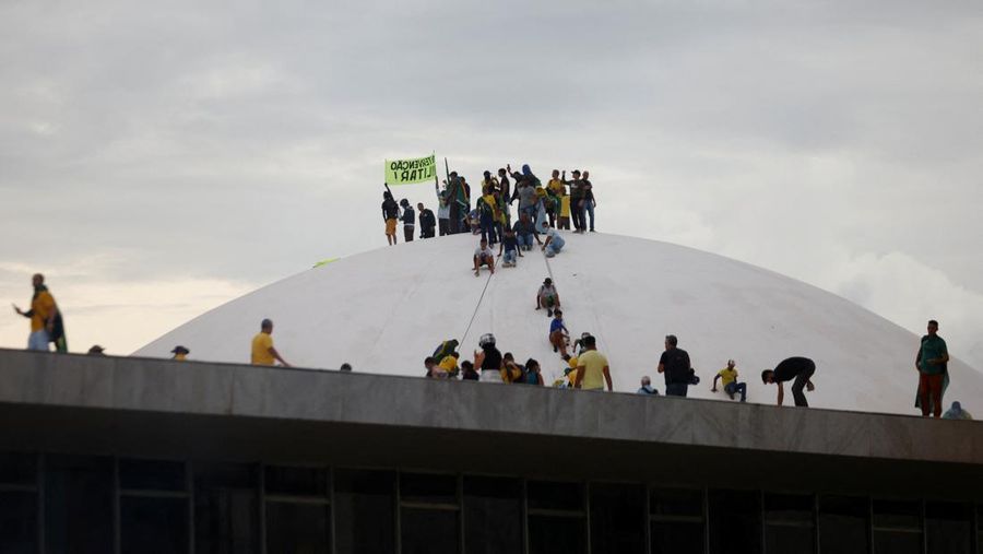 Ribuan warga pendukung mantan Presiden Brasil Jair Bolsonaro menyerang gedung kongres, Mahkamah Agung dan Istana Presiden Brasil. (REUTERS/ADRIANO MACHADO)