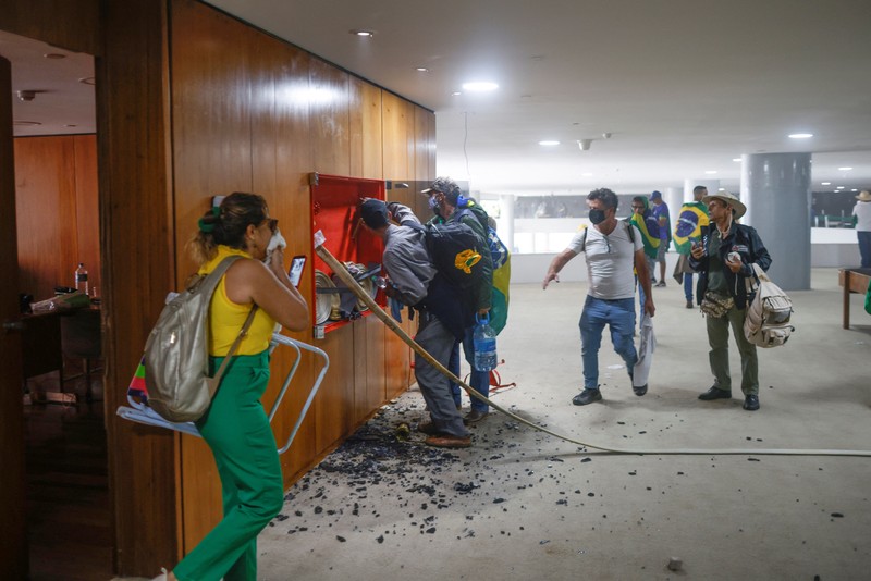 Ribuan warga pendukung mantan Presiden Brasil Jair Bolsonaro menyerang gedung kongres, Mahkamah Agung dan Istana Presiden Brasil. (AFP/SERGIO LIMA) Ribuan warga pendukung mantan Presiden Brasil Jair Bolsonaro menyerang gedung kongres, Mahkamah Agung dan Istana Presiden Brasil. (AFP/SERGIO LIMA)