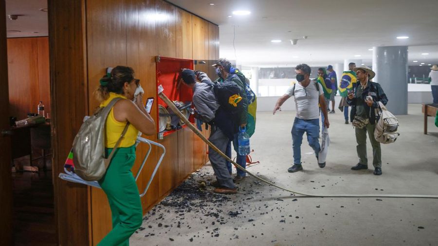 Ribuan warga pendukung mantan Presiden Brasil Jair Bolsonaro menyerang gedung kongres, Mahkamah Agung dan Istana Presiden Brasil. (AFP/SERGIO LIMA)