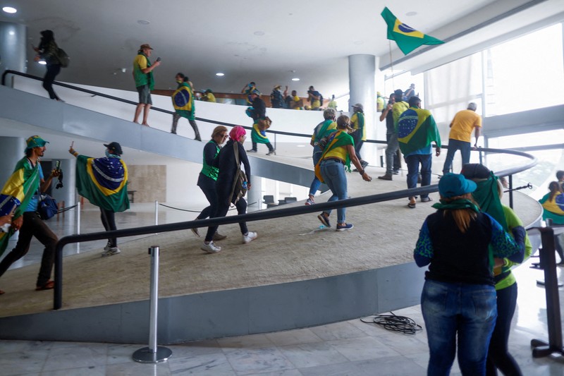 Ribuan warga pendukung mantan Presiden Brasil Jair Bolsonaro menyerang gedung kongres, Mahkamah Agung dan Istana Presiden Brasil. (AFP/SERGIO LIMA) Ribuan warga pendukung mantan Presiden Brasil Jair Bolsonaro menyerang gedung kongres, Mahkamah Agung dan Istana Presiden Brasil. (AFP/SERGIO LIMA)
