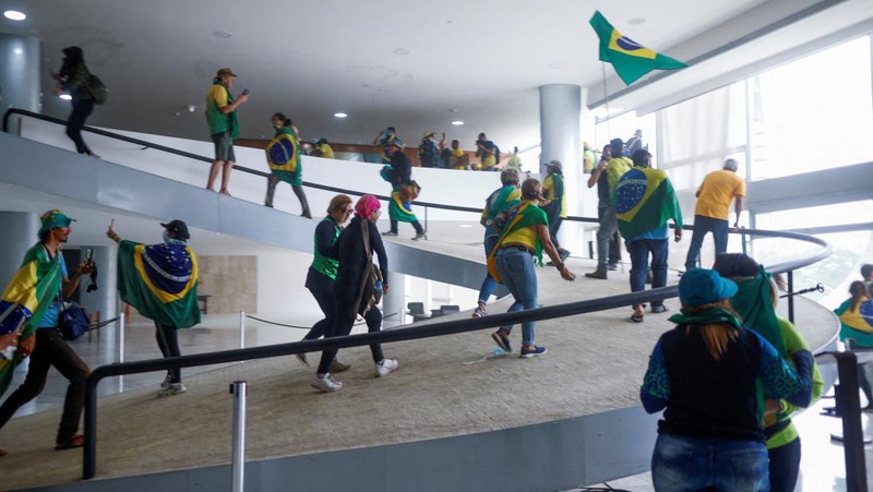 Ribuan warga pendukung mantan Presiden Brasil Jair Bolsonaro menyerang gedung kongres, Mahkamah Agung dan Istana Presiden Brasil. (AFP/SERGIO LIMA)