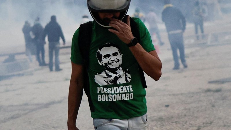 Ribuan warga pendukung mantan Presiden Brasil Jair Bolsonaro menyerang gedung kongres, Mahkamah Agung dan Istana Presiden Brasil. (REUTERS/UESLEI MARCELINO)