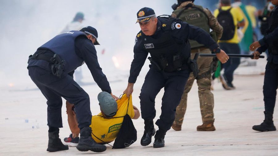 Ribuan warga pendukung mantan Presiden Brasil Jair Bolsonaro menyerang gedung kongres, Mahkamah Agung dan Istana Presiden Brasil. (REUTERS/UESLEI MARCELINO)
