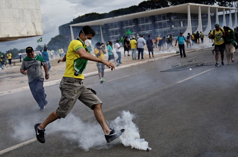 Ribuan warga pendukung mantan Presiden Brasil Jair Bolsonaro menyerang gedung kongres, Mahkamah Agung dan Istana Presiden Brasil. (REUTERS/UESLEI MARCELINO)