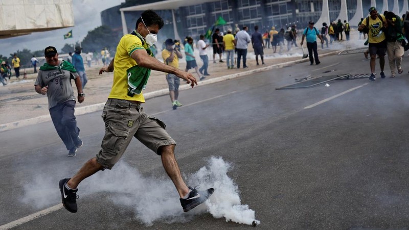 Ribuan warga pendukung mantan Presiden Brasil Jair Bolsonaro menyerang gedung kongres, Mahkamah Agung dan Istana Presiden Brasil. (REUTERS/UESLEI MARCELINO)