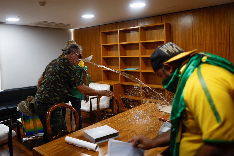 Ribuan warga pendukung mantan Presiden Brasil Jair Bolsonaro menyerang gedung kongres, Mahkamah Agung dan Istana Presiden Brasil. (AFP/SERGIO LIMA) Ribuan warga pendukung mantan Presiden Brasil Jair Bolsonaro menyerang gedung kongres, Mahkamah Agung dan Istana Presiden Brasil. (AFP/SERGIO LIMA)