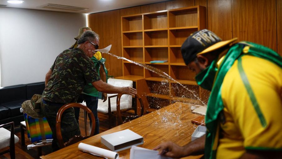 Ribuan warga pendukung mantan Presiden Brasil Jair Bolsonaro menyerang gedung kongres, Mahkamah Agung dan Istana Presiden Brasil. (AFP/SERGIO LIMA)