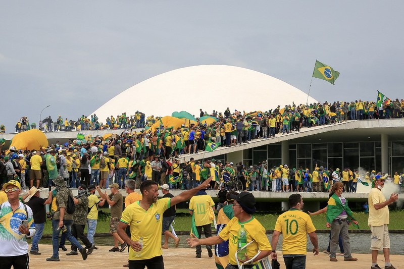Ribuan warga pendukung mantan Presiden Brasil Jair Bolsonaro menyerang gedung kongres, Mahkamah Agung dan Istana Presiden Brasil. (AFP/SERGIO LIMA) Ribuan warga pendukung mantan Presiden Brasil Jair Bolsonaro menyerang gedung kongres, Mahkamah Agung dan Istana Presiden Brasil. (AFP/SERGIO LIMA)