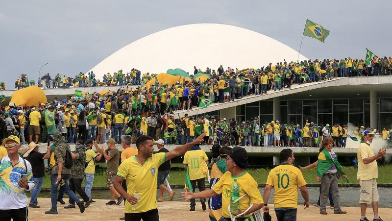 Ribuan warga pendukung mantan Presiden Brasil Jair Bolsonaro menyerang gedung kongres, Mahkamah Agung dan Istana Presiden Brasil. (AFP/SERGIO LIMA)
