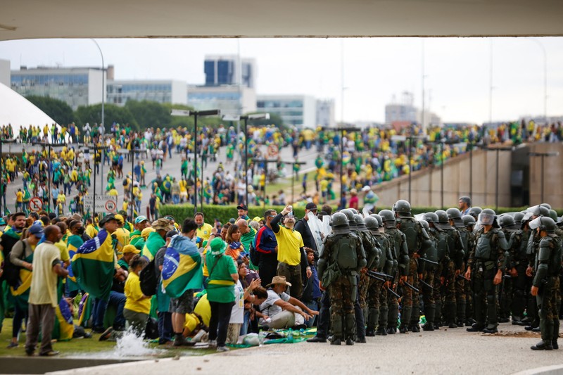 Ribuan warga pendukung mantan Presiden Brasil Jair Bolsonaro menyerang gedung kongres, Mahkamah Agung dan Istana Presiden Brasil. (REUTERS/UESLEI MARCELINO) Ribuan warga pendukung mantan Presiden Brasil Jair Bolsonaro menyerang gedung kongres, Mahkamah Agung dan Istana Presiden Brasil. (REUTERS/UESLEI MARCELINO)