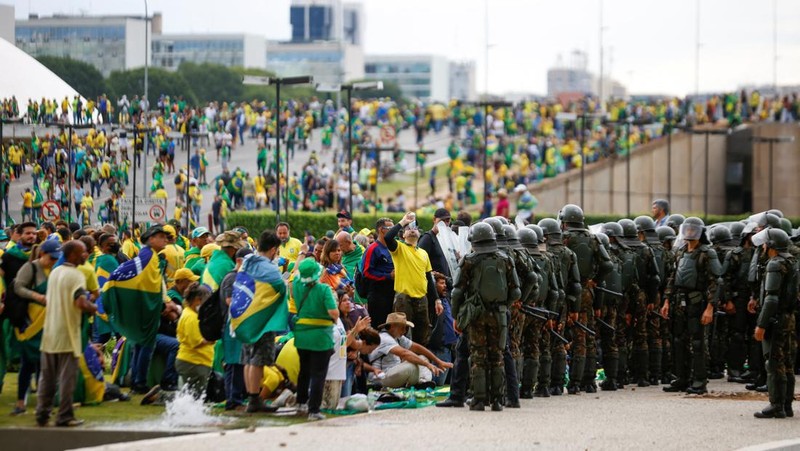 Ribuan warga pendukung mantan Presiden Brasil Jair Bolsonaro menyerang gedung kongres, Mahkamah Agung dan Istana Presiden Brasil. (REUTERS/UESLEI MARCELINO)