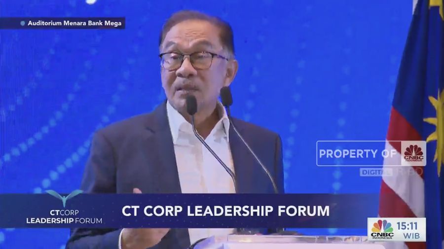 Sambutan Perdana Menteri Malaysia Anwar Ibrahim dalam acara Leadership Forum pada Senin (9/1/2023). (Tangkapan layar CNBC Indonesia TV)