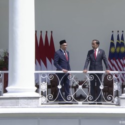 Jokowi Ajak Anwar Ibrahim Tanam Pohon & Kelilingi Kebun Raya