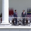 Jokowi Ajak Anwar Ibrahim Tanam Pohon & Kelilingi Kebun Raya