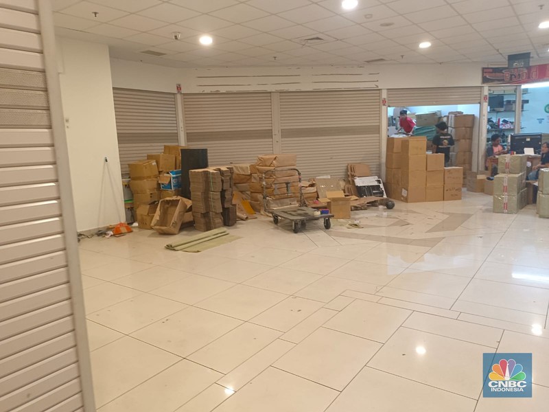 Harco Glodok, menjadi pusat belanja elektronik terlengkap sejak tahun 1970-an. Dulunya, pusat perbelanjaan elektronik ini sempat ditinggalkan oleh pengunjungnya karena bangunan gedung yang sudah tidak terawat, tampak tua, lusuh dan ketinggalan zaman. Harco Glodok, menjadi pusat belanja elektronik terlengkap sejak tahun 1970-an. Dulunya, pusat perbelanjaan elektronik ini sempat ditinggalkan oleh pengunjungnya karena bangunan gedung yang sudah tidak terawat, tampak tua, lusuh dan ketinggalan zaman. (CNBC Indonesia/Martyasari Rizky)