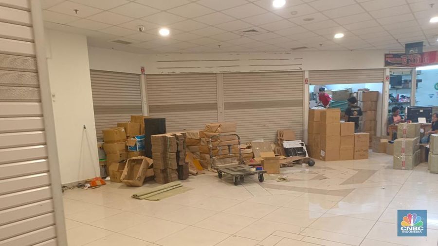 Harco Glodok, menjadi pusat belanja elektronik terlengkap sejak tahun 1970-an. Dulunya, pusat perbelanjaan elektronik ini sempat ditinggalkan oleh pengunjungnya karena bangunan gedung yang sudah tidak terawat, tampak tua, lusuh dan ketinggalan zaman. (CNBC Indonesia/Martyasari Rizky)
