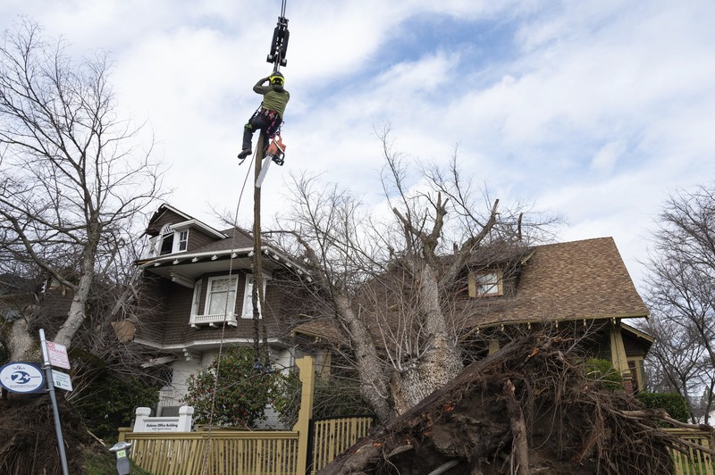 Uvas Creek membanjiri bagian Miller Avenue di Gilroy, California, saat rangkaian terbaru sungai di atmosfer menghantam Bay Area pada Senin, 9 Januari 2023. Uvas Creek membanjiri bagian Miller Avenue di Gilroy, California, saat rangkaian terbaru sungai di atmosfer menghantam Bay Area pada Senin, 9 Januari 2023. (Dai Sugano/Bay Area News Group via AP)
