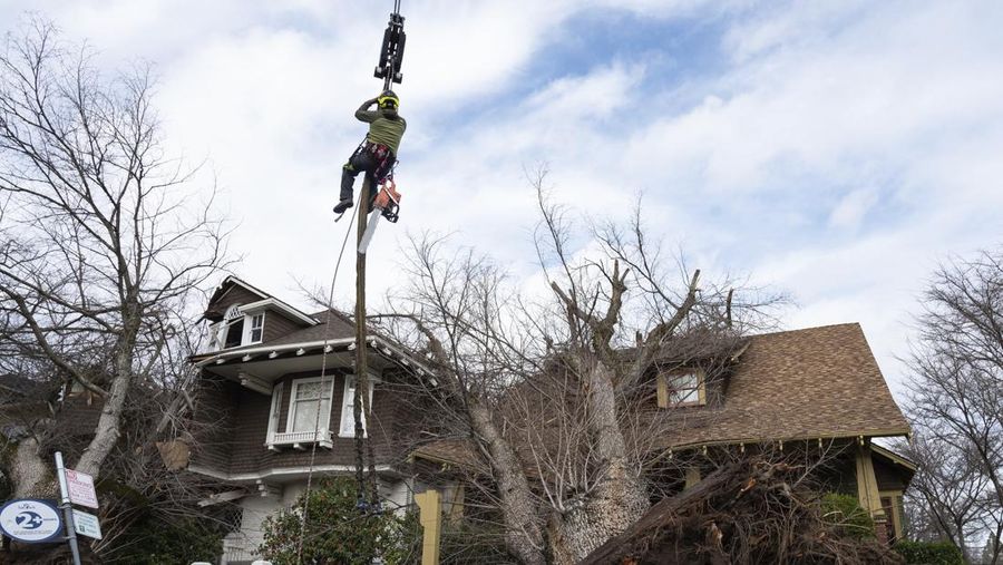 Uvas Creek membanjiri bagian Miller Avenue di Gilroy, California, saat rangkaian terbaru sungai di atmosfer menghantam Bay Area pada Senin, 9 Januari 2023. (Dai Sugano/Bay Area News Group via AP)