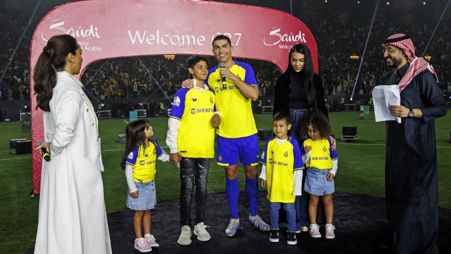 Klub sepak bola al-Nassr Arab Saudi menunjukkan penyerang baru Portugal Al-Nassr Cristiano Ronaldo (Tengah) bersama rekannya Georgina Rodriguez (Tengah) dan anak-anak mereka berdiri di atas panggung selama pembukaannya di Stadion Mrsool Park di Saudi ibu kota Riyadh pada 3 Januari 2023. (AFP/JORGE FERRARI)