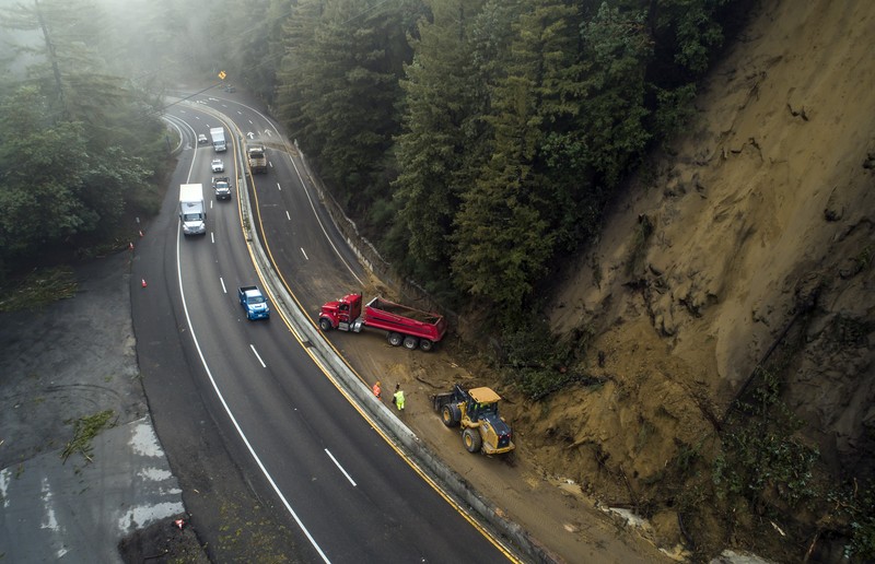 Uvas Creek membanjiri bagian Miller Avenue di Gilroy, California, saat rangkaian terbaru sungai di atmosfer menghantam Bay Area pada Senin, 9 Januari 2023. Uvas Creek membanjiri bagian Miller Avenue di Gilroy, California, saat rangkaian terbaru sungai di atmosfer menghantam Bay Area pada Senin, 9 Januari 2023. (Dai Sugano/Bay Area News Group via AP)
