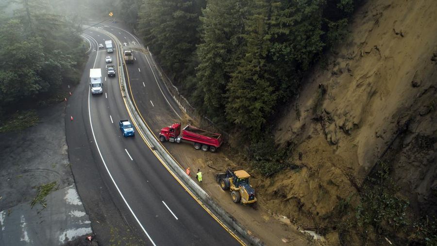 Uvas Creek membanjiri bagian Miller Avenue di Gilroy, California, saat rangkaian terbaru sungai di atmosfer menghantam Bay Area pada Senin, 9 Januari 2023. (Dai Sugano/Bay Area News Group via AP)