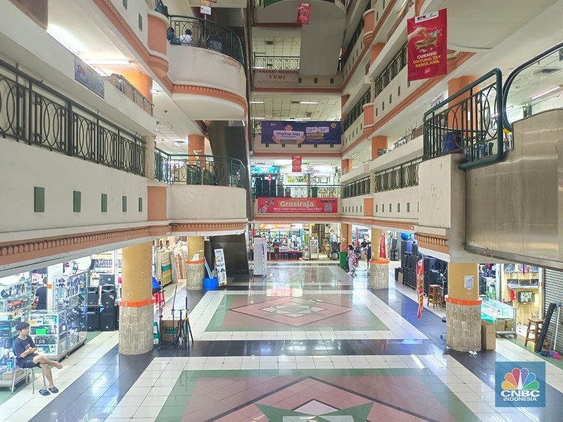 Mall Glodok City sepi pengunjung. Mall Glodok City sepi pengunjung. (CNBC Indonesia/Martyasari Rizky)