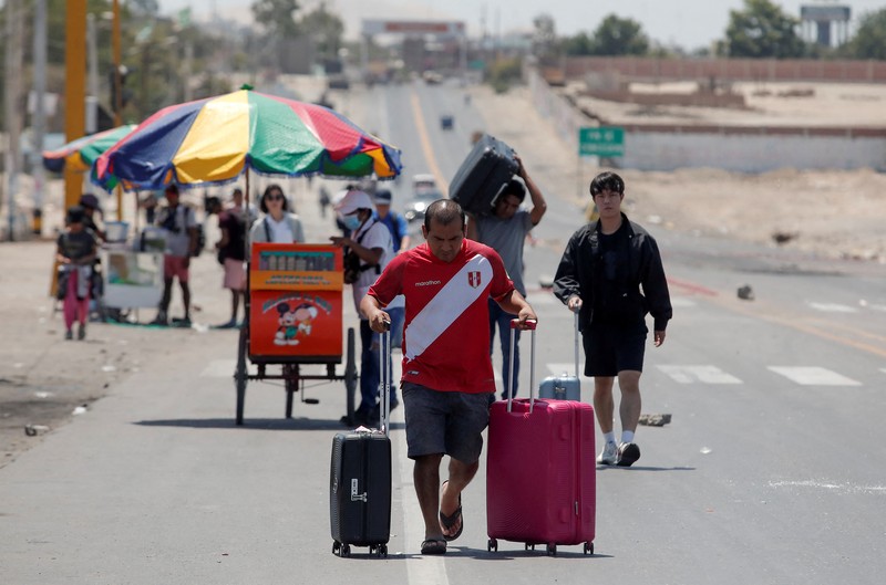 Massa aksi anti-pemerintah di Peru terlibat bentrok dengan petugas pengamanan. (REUTERS/SEBASTIAN CASTANEDA) Massa aksi anti-pemerintah di Peru terlibat bentrok dengan petugas pengamanan. (REUTERS/SEBASTIAN CASTANEDA)