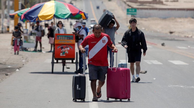 Massa aksi anti-pemerintah di Peru terlibat bentrok dengan petugas pengamanan. (REUTERS/SEBASTIAN CASTANEDA)
