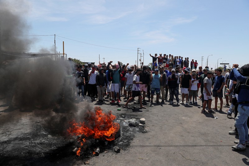 Massa aksi anti-pemerintah di Peru terlibat bentrok dengan petugas pengamanan. (REUTERS/SEBASTIAN CASTANEDA) Massa aksi anti-pemerintah di Peru terlibat bentrok dengan petugas pengamanan. (REUTERS/SEBASTIAN CASTANEDA)