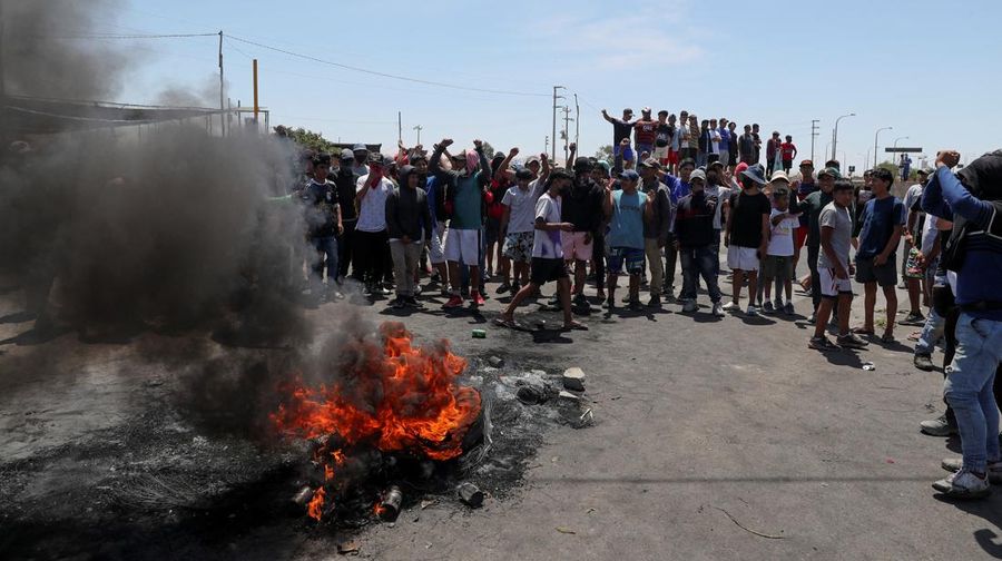 Massa aksi anti-pemerintah di Peru terlibat bentrok dengan petugas pengamanan. (REUTERS/SEBASTIAN CASTANEDA)