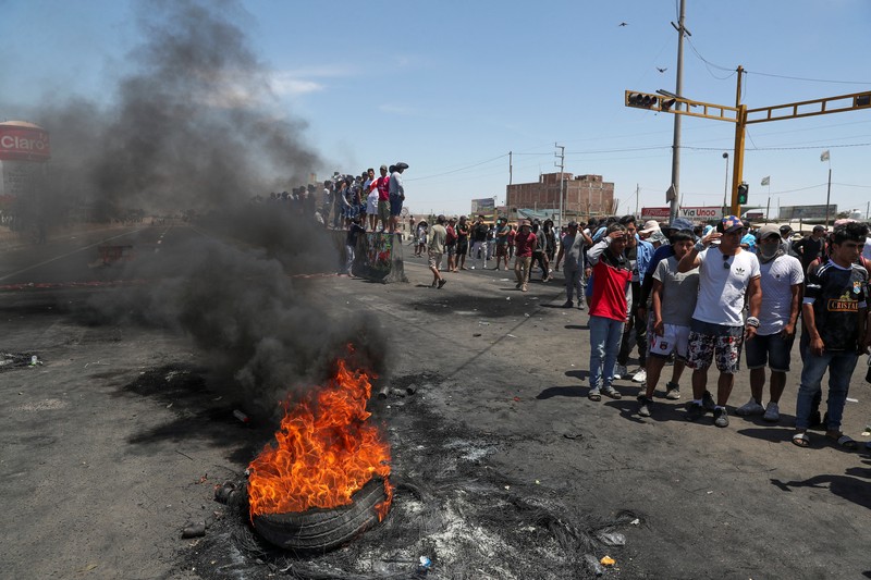 Massa aksi anti-pemerintah di Peru terlibat bentrok dengan petugas pengamanan. (REUTERS/SEBASTIAN CASTANEDA) Massa aksi anti-pemerintah di Peru terlibat bentrok dengan petugas pengamanan. (REUTERS/SEBASTIAN CASTANEDA)