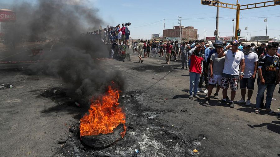 Massa aksi anti-pemerintah di Peru terlibat bentrok dengan petugas pengamanan. (REUTERS/SEBASTIAN CASTANEDA)