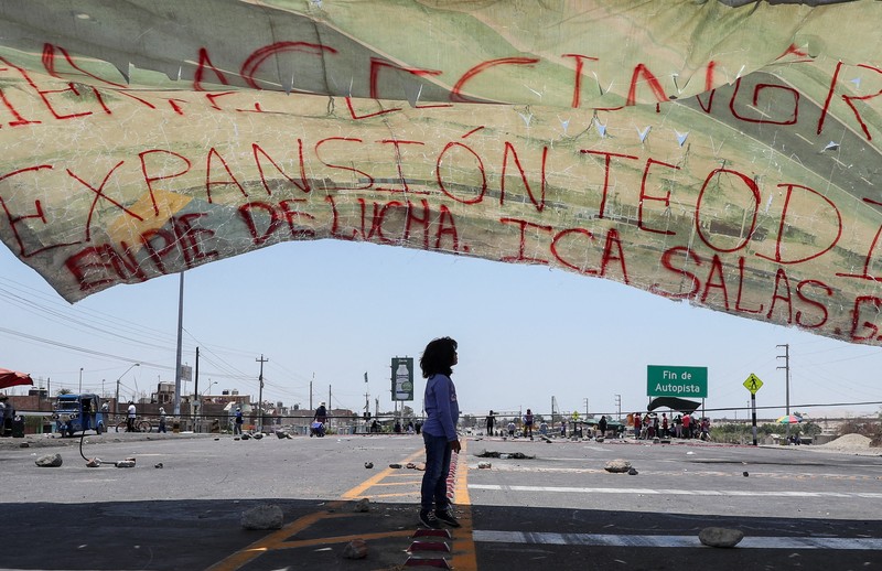 Massa aksi anti-pemerintah di Peru terlibat bentrok dengan petugas pengamanan. (REUTERS/SEBASTIAN CASTANEDA) Massa aksi anti-pemerintah di Peru terlibat bentrok dengan petugas pengamanan. (REUTERS/SEBASTIAN CASTANEDA)