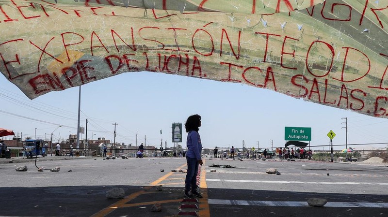 Massa aksi anti-pemerintah di Peru terlibat bentrok dengan petugas pengamanan. (REUTERS/SEBASTIAN CASTANEDA)