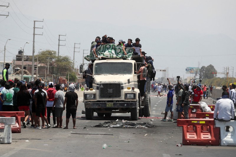 Massa aksi anti-pemerintah di Peru terlibat bentrok dengan petugas pengamanan. (REUTERS/SEBASTIAN CASTANEDA) Massa aksi anti-pemerintah di Peru terlibat bentrok dengan petugas pengamanan. (REUTERS/SEBASTIAN CASTANEDA)