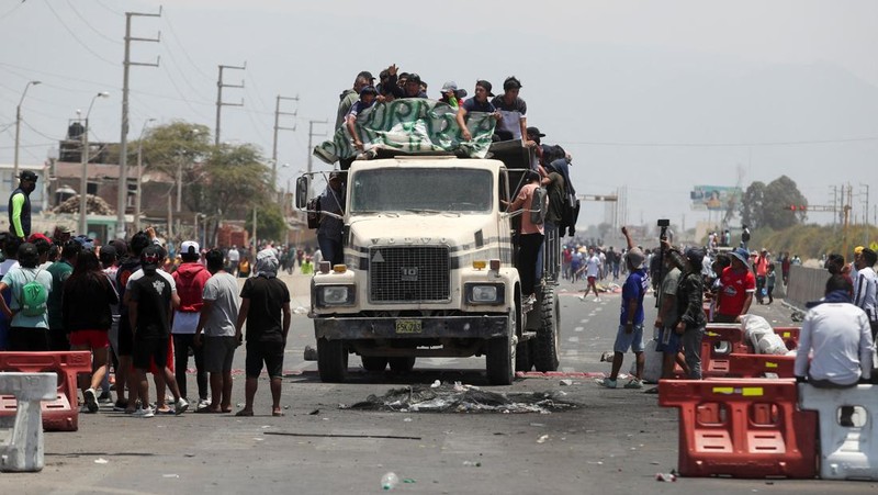 Massa aksi anti-pemerintah di Peru terlibat bentrok dengan petugas pengamanan. (REUTERS/SEBASTIAN CASTANEDA)