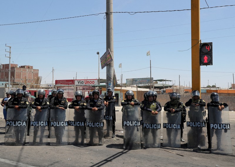 Massa aksi anti-pemerintah di Peru terlibat bentrok dengan petugas pengamanan. (REUTERS/SEBASTIAN CASTANEDA) Massa aksi anti-pemerintah di Peru terlibat bentrok dengan petugas pengamanan. (REUTERS/SEBASTIAN CASTANEDA)