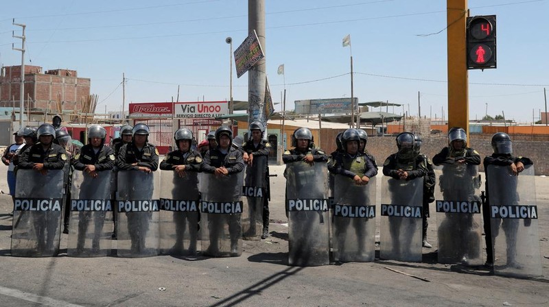 Massa aksi anti-pemerintah di Peru terlibat bentrok dengan petugas pengamanan. (REUTERS/SEBASTIAN CASTANEDA)