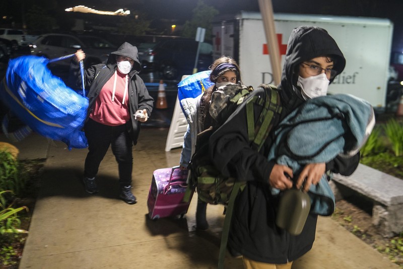 Uvas Creek membanjiri bagian Miller Avenue di Gilroy, California, saat rangkaian terbaru sungai di atmosfer menghantam Bay Area pada Senin, 9 Januari 2023. (Dai Sugano/Bay Area News Group via AP)