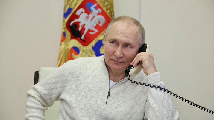 Presiden Rusia Vladimir Putin berbicara di telepon dengan David Shmelev dari Wilayah Stavropol. (via REUTERS/SPUTNIK) Presiden Rusia Vladimir Putin berbicara di telepon dengan David Shmelev dari Wilayah Stavropol. (via REUTERS/SPUTNIK)