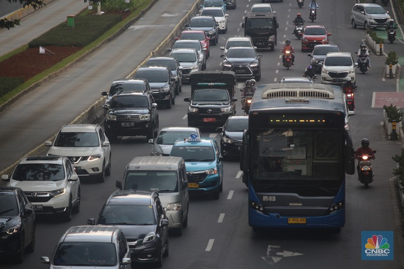 Sejumlah kendaraan bermotor melintas di Kawasan Sudirman, Jakarta, Selasa (10/1/2023). (CNBC Indonesia/Muhammad Sabki)