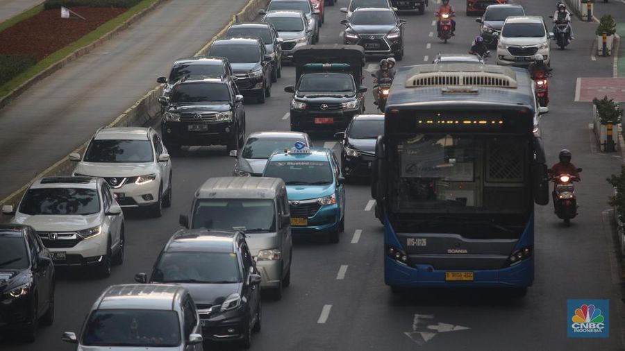 Sejumlah kendaraan bermotor melintas di Kawasan Sudirman, Jakarta, Selasa (10/1/2023). (CNBC Indonesia/Muhammad Sabki)